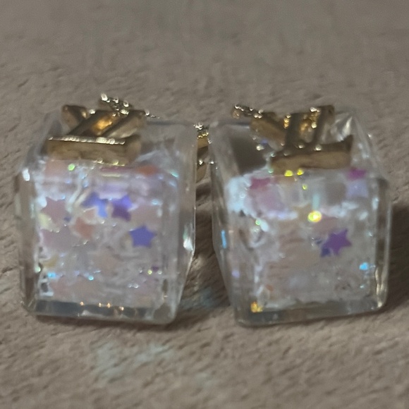 Louis Vuitton Vintage Gold Star Resin Cube Logo Earrings - Picture 3 of 8